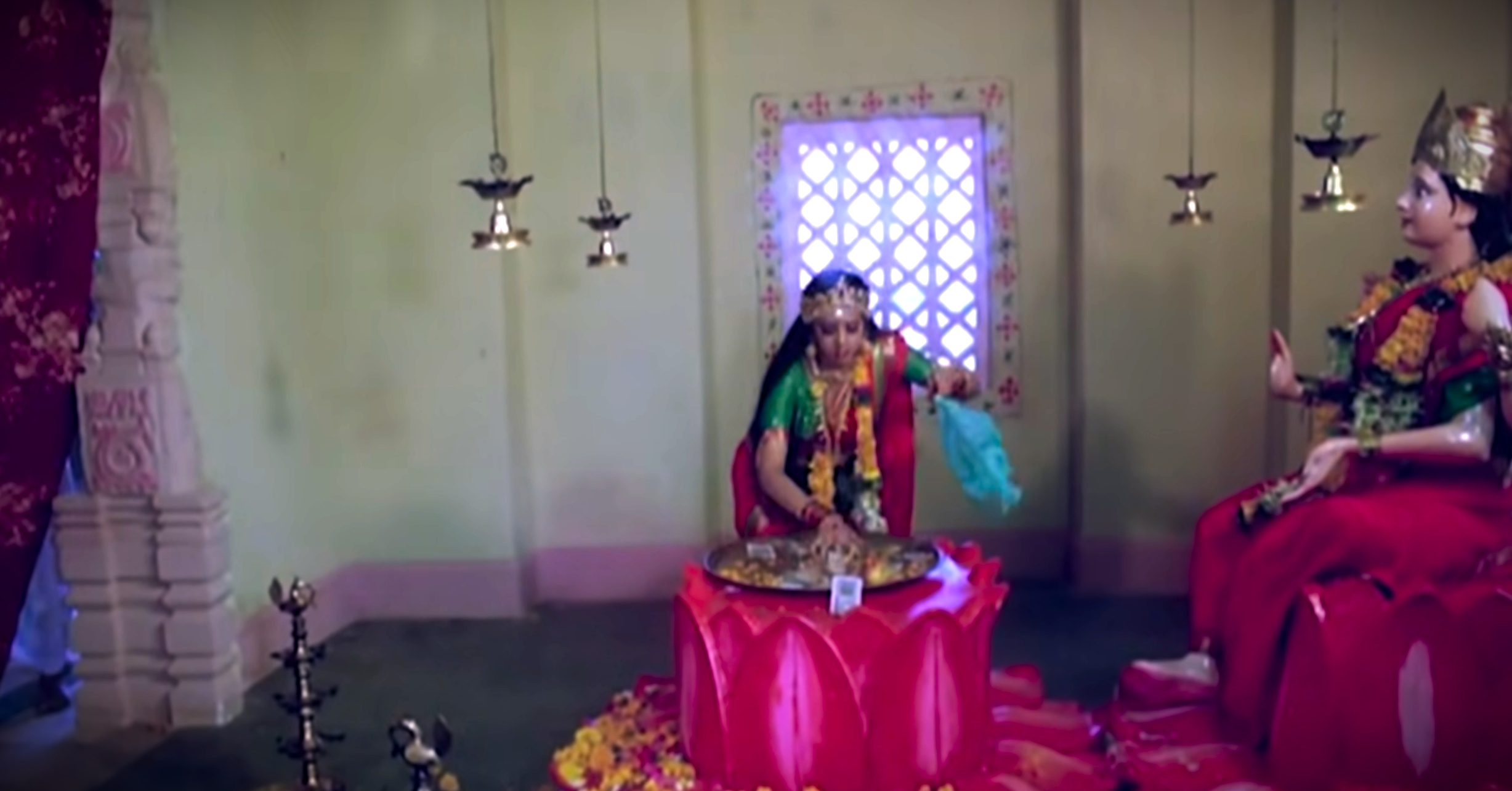 Hindu Goddess Lakshmi Steals Money (Gair Kanooni)