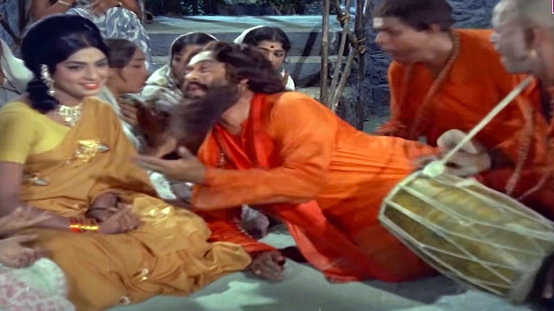 Lusty Saffron-Clad Sadhu Distorts Bhajans, No Devotee Notices (Aansoo Aur Muskaan)